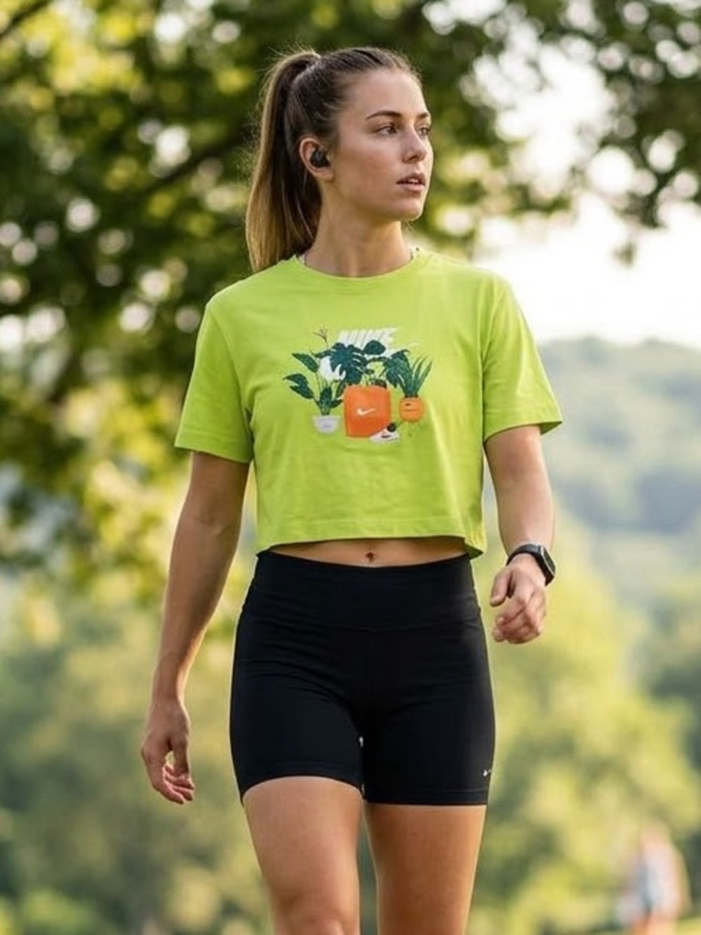 Nike Cropped Graphic T-shirt